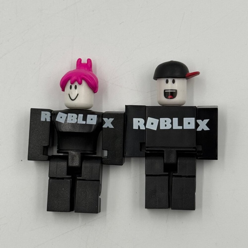 Roblox Girl Guest W/ Pink Hair Series 1 & Boy Guest w/ Hat Toy (NO CODE)